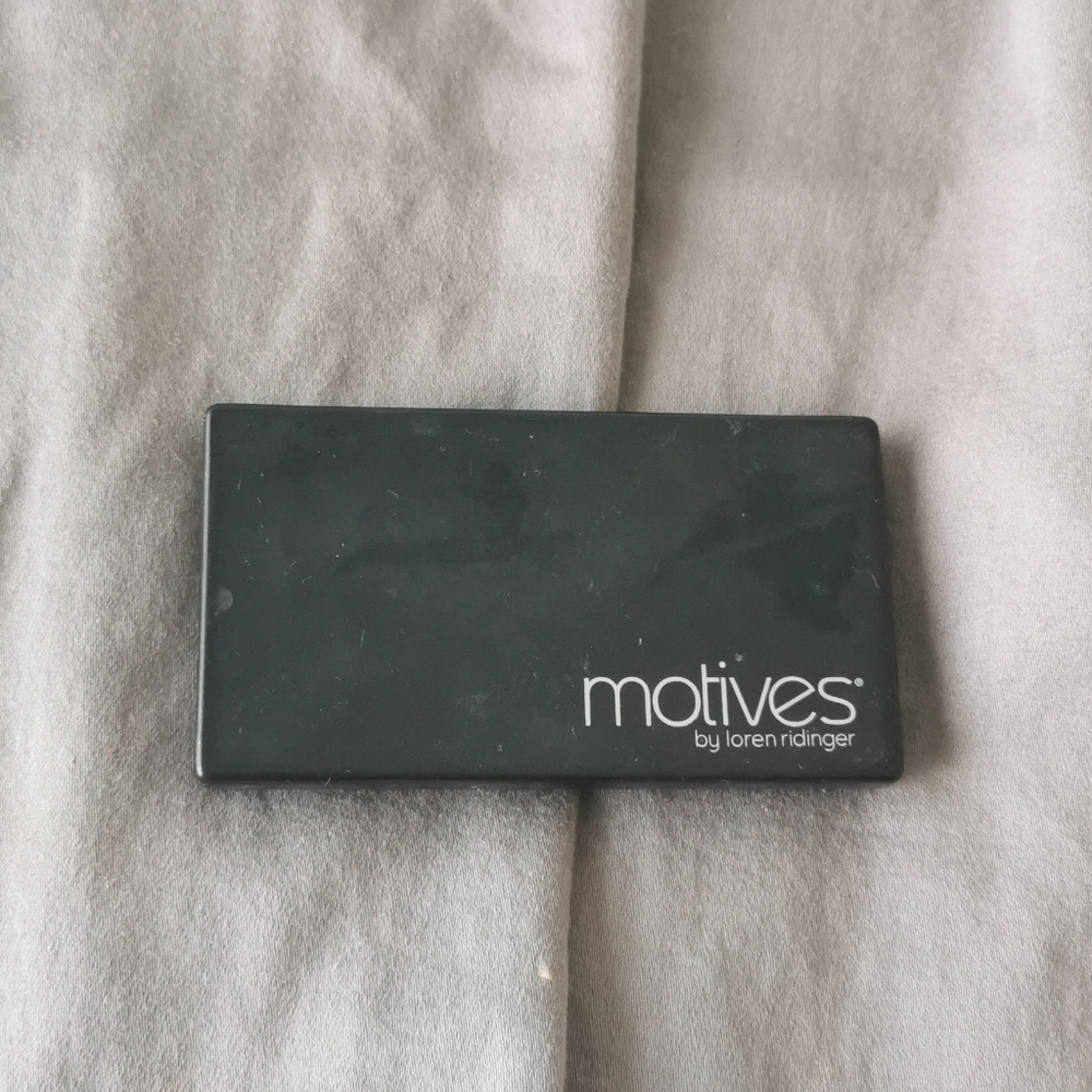 Motive eyebrow powder with wax